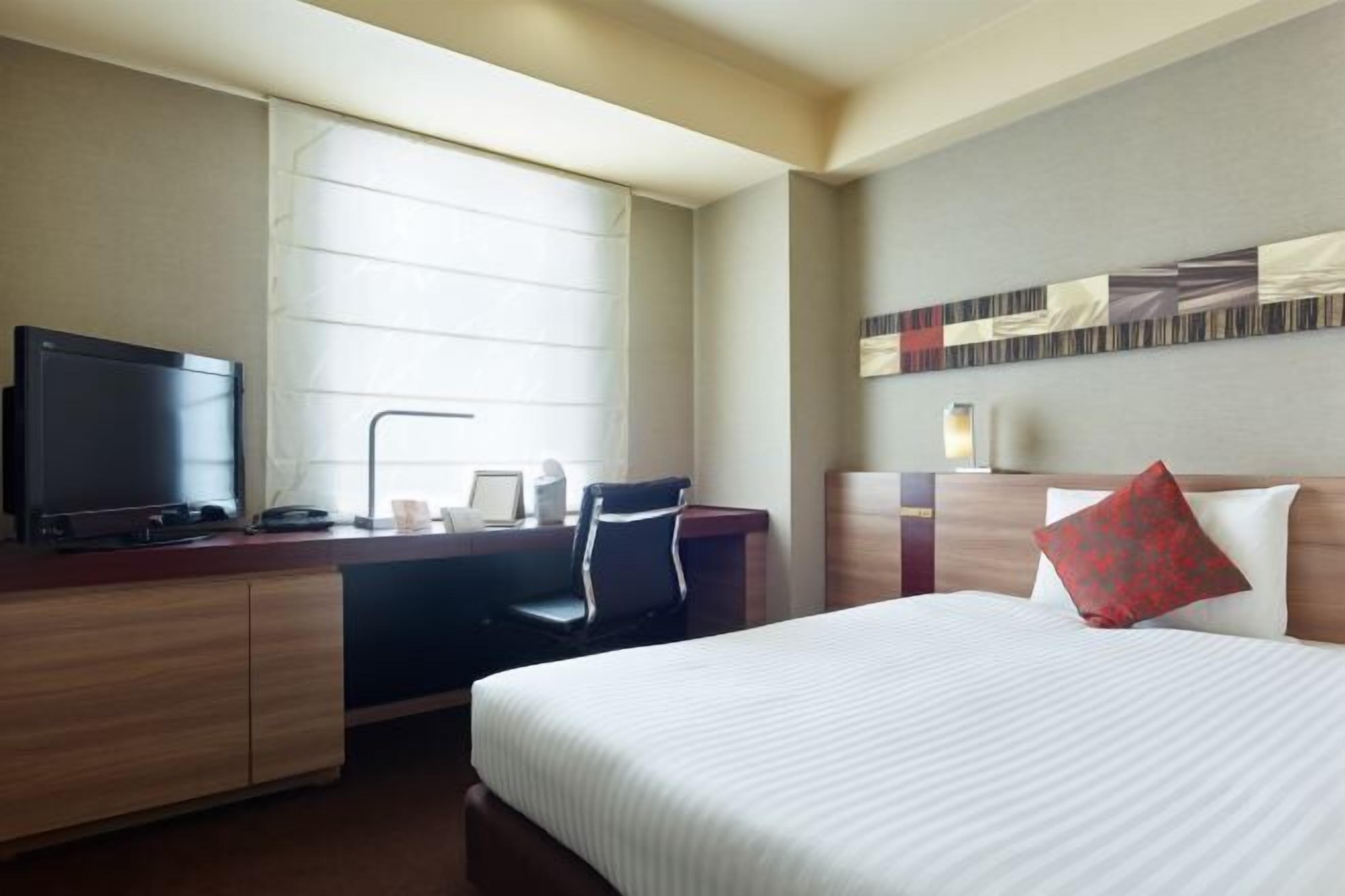 Roupas de cama premium, cofres nos quartos, cortinas blackout