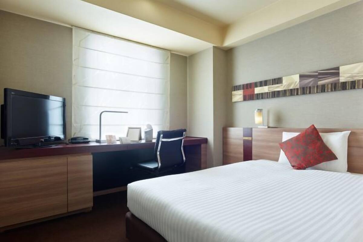 Roupas de cama premium, cofres nos quartos, cortinas blackout