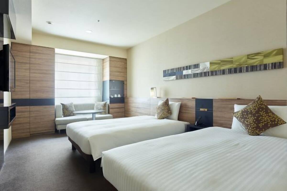 Roupas de cama premium, cofres nos quartos, cortinas blackout