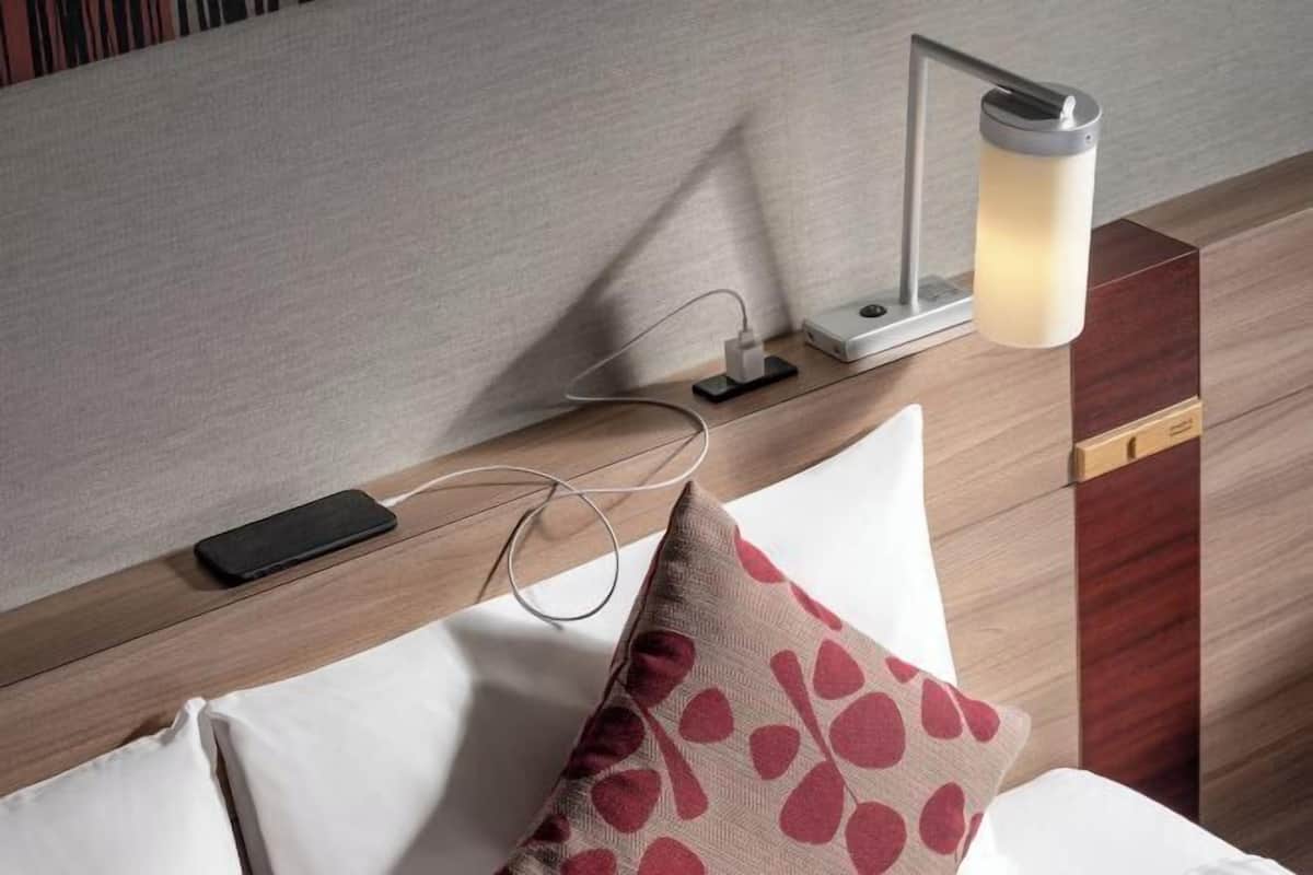 Roupas de cama premium, cofres nos quartos, cortinas blackout