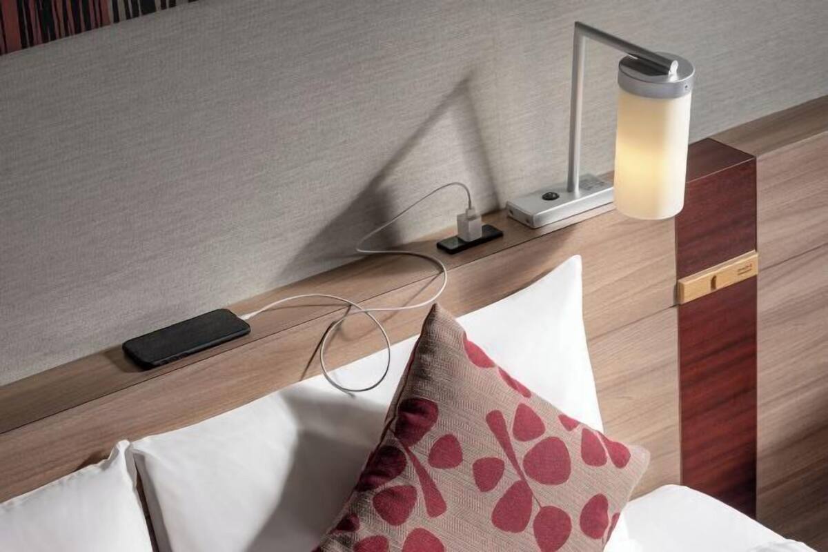 Roupas de cama premium, cofres nos quartos, cortinas blackout