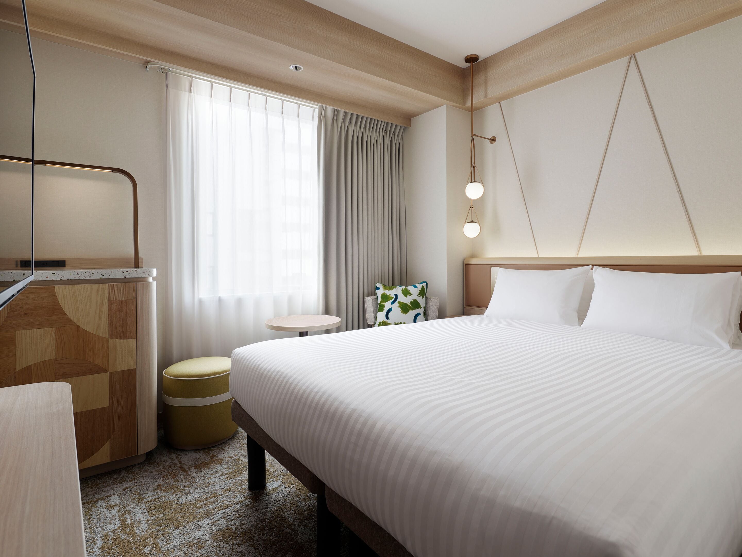 Standard Oda, 1 Büyük (Queen) Boy Yatak, Sigara İçilmez | Kaliteli yatak takımı, odada kasa, güneşlik/perde 