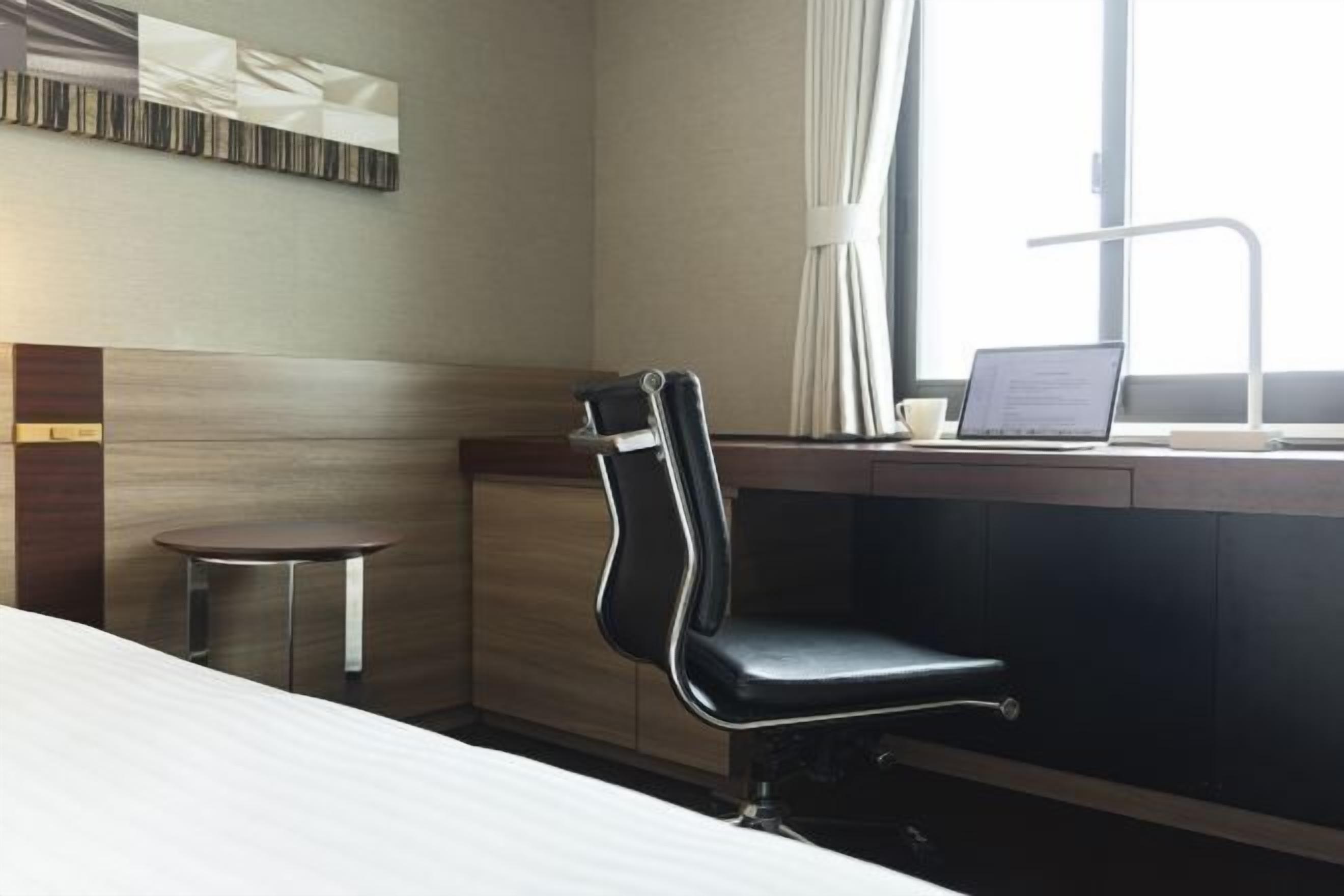 Roupas de cama premium, cofres nos quartos, cortinas blackout