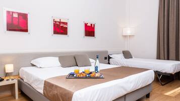 Familienzimmer (Young) | Daunenbettdecken, Minibar, Zimmersafe, individuell eingerichtet