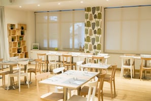 2 restaurants, breakfast, lunch, dinner served; Italian cuisine
