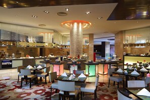 2 restaurantes; se sirven desayunos 