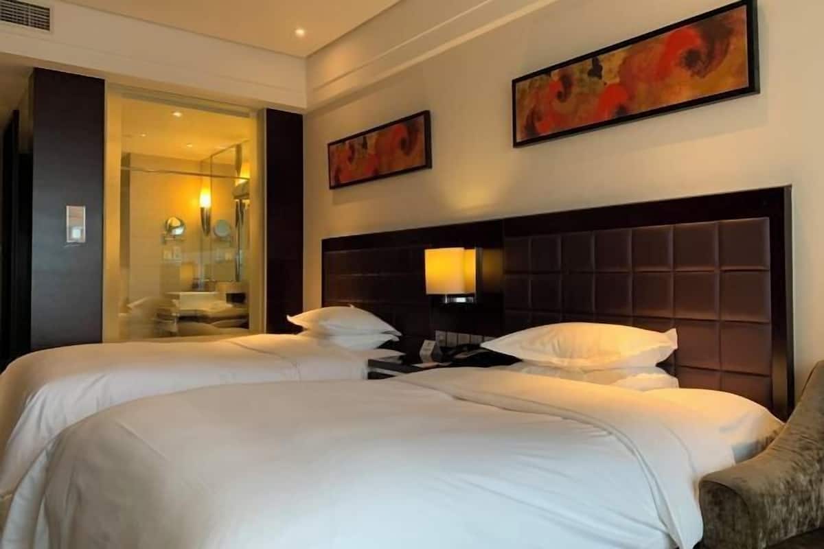 Minibar, in-room safe, soundproofing, free WiFi