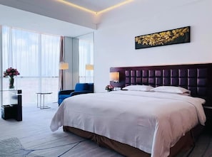 Premium bedding, down duvets, minibar, in-room safe - The Qube Hotel Shanghai Pudong (Shanghai)