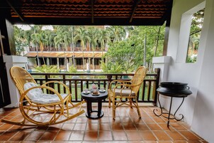 Premium Room, 1 King Bed, Balcony | Minibar, in-room safe, desk, blackout drapes