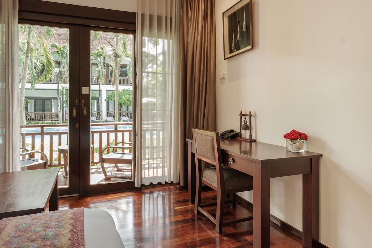 premium room, 1 king bed, balcony | 1 bedroom, minibar, in-room safe, desk