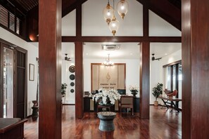 Breakfast, lunch, dinner served; international cuisine 