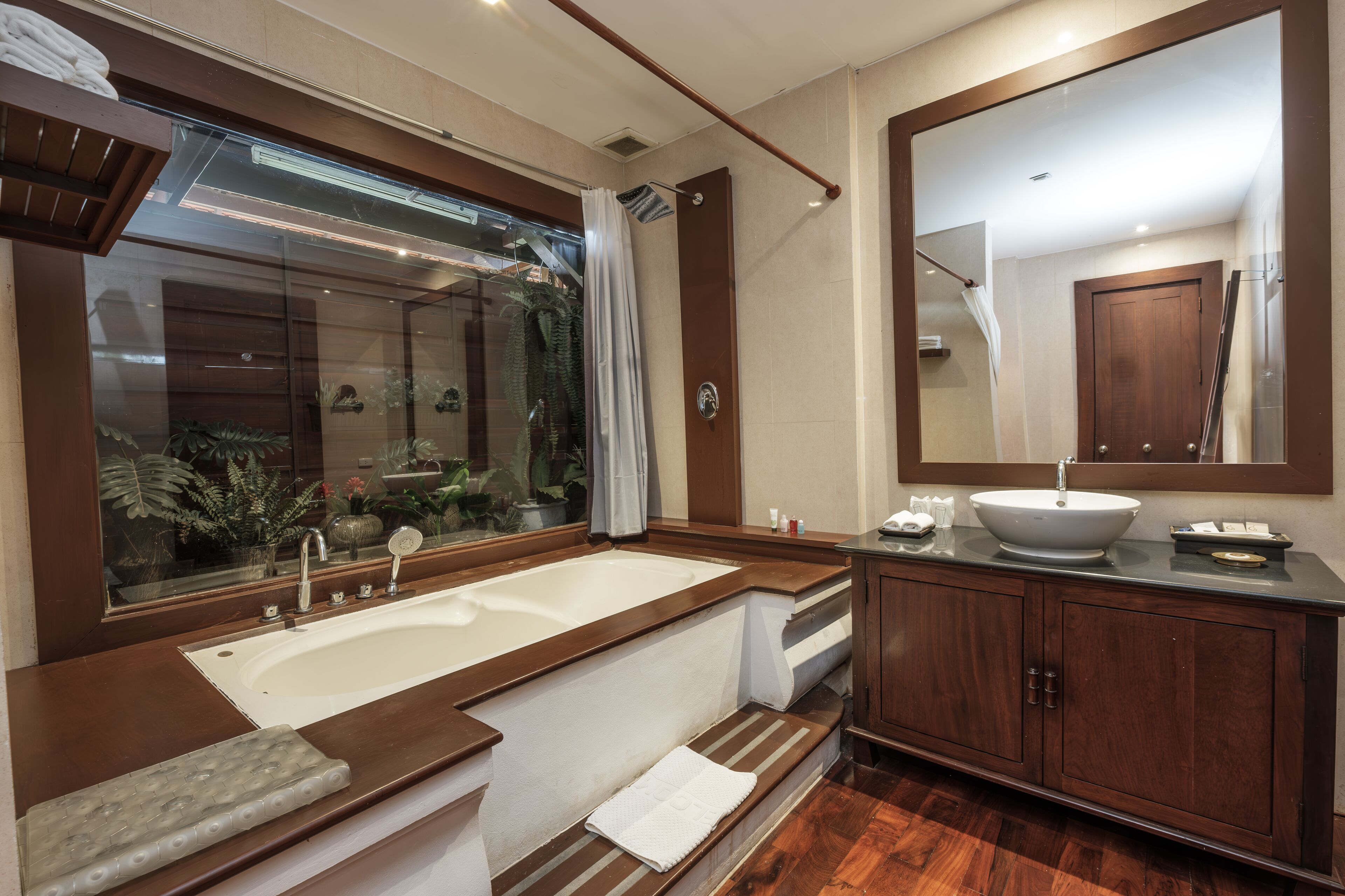 executive room, balcony | deep-soaking bathtub