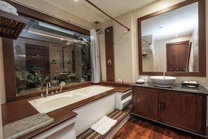 Executive Room, Balcony | Deep soaking bathtub