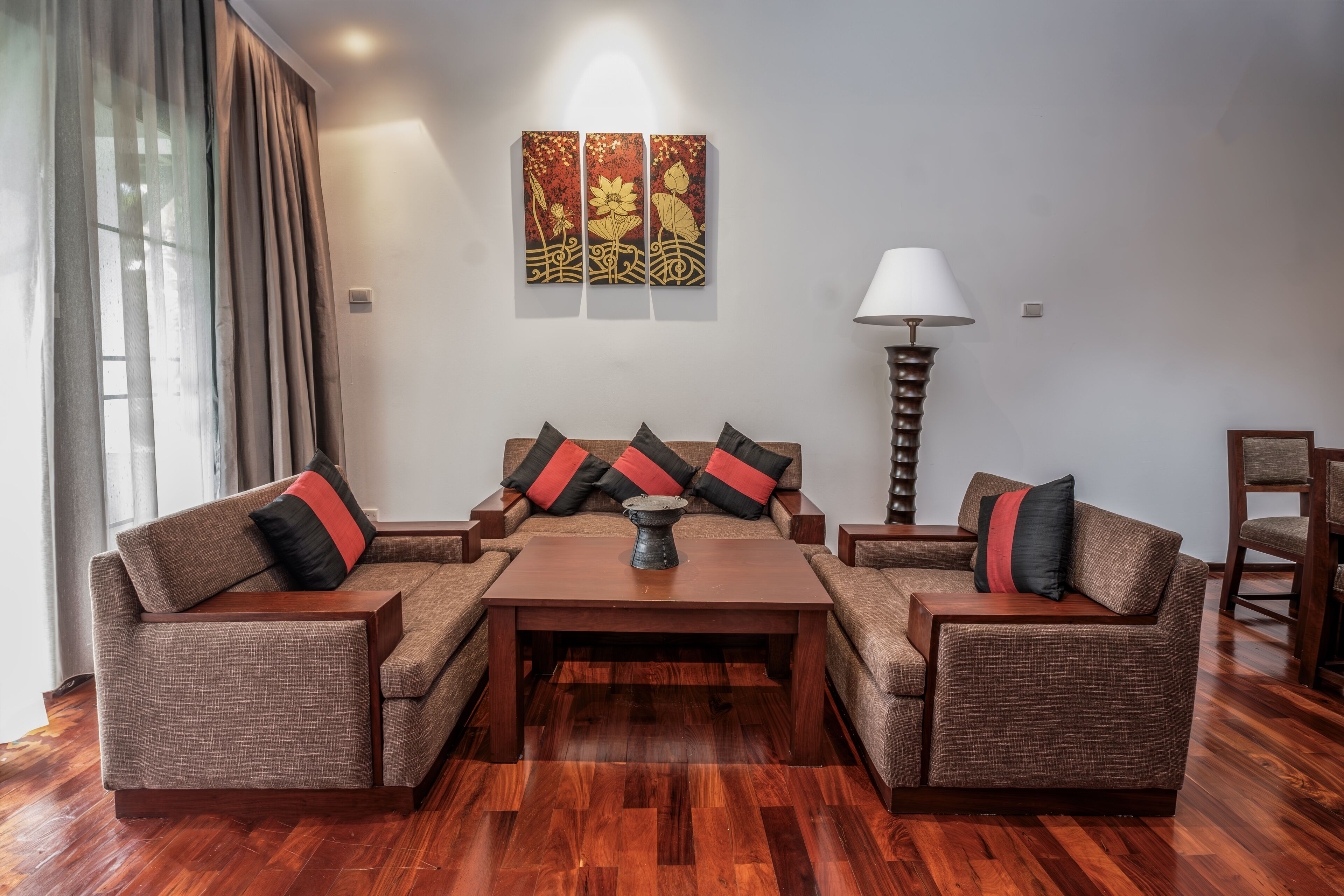 deluxe suite, 1 king bed, balcony | living area | 42-inch led tv with cable channels, tv, netflix