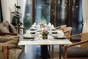 Petit déjeuner, déjeuner et dîner servis sur place