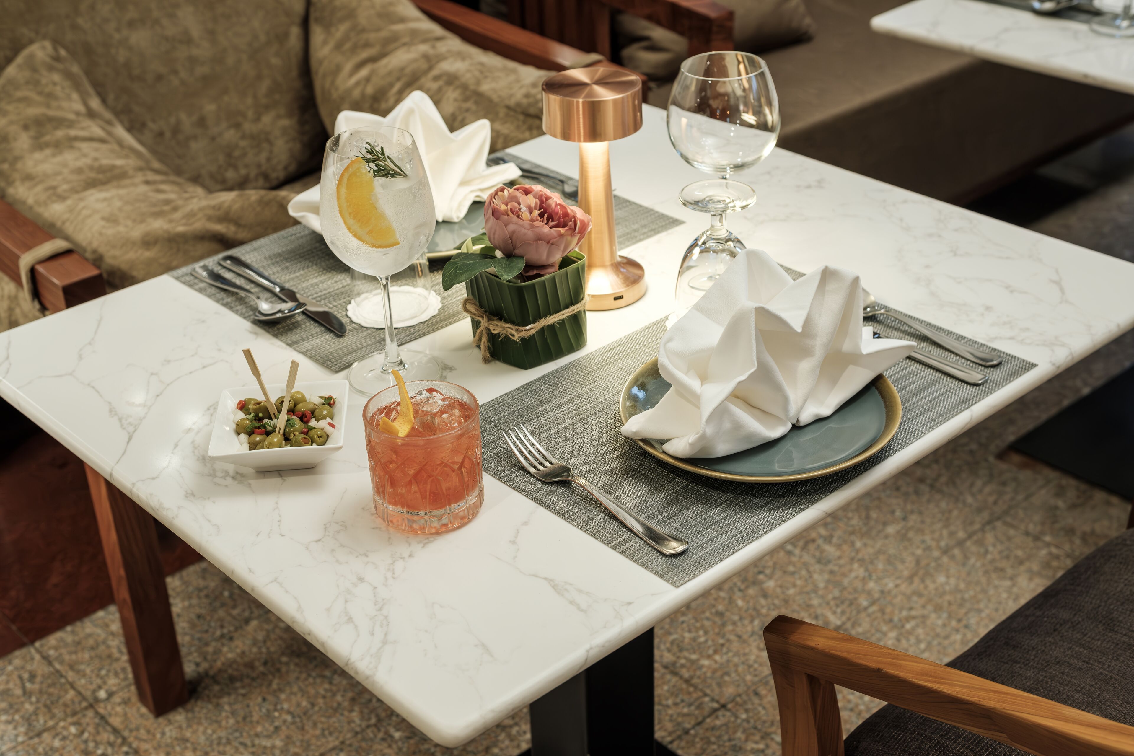 breakfast, lunch, dinner served; international cuisine