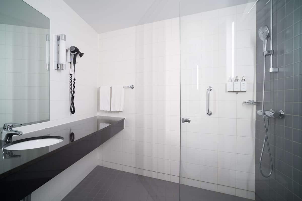 junior suite | bathroom | shower, free toiletries, hair dryer, towels