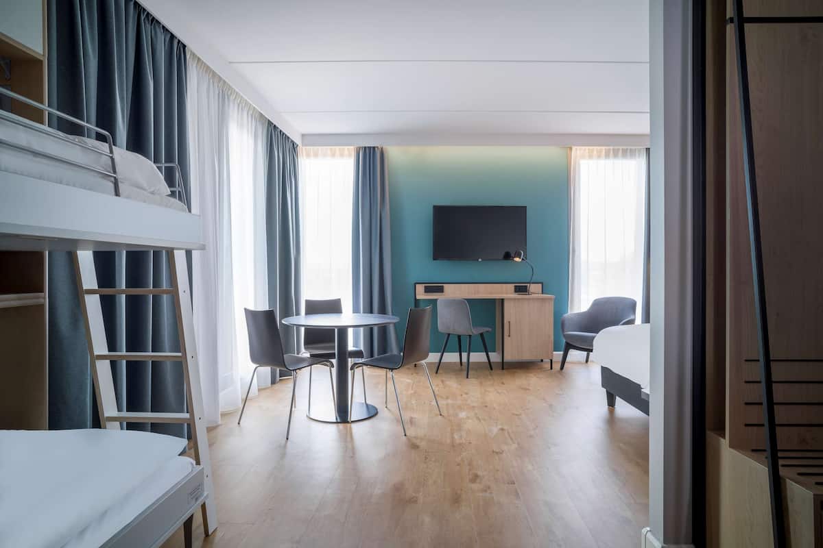 family room | hypo-allergenic bedding, in-room safe, desk, soundproofing