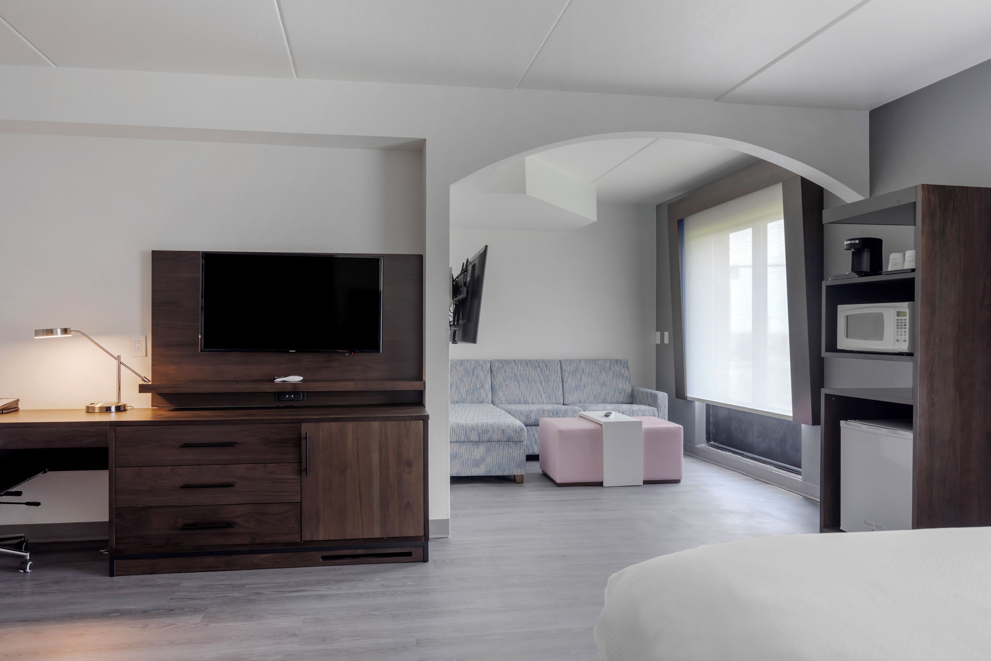 豪華套房, 1 張特 大雙人床和 1 張沙發床, 非吸煙房 | 高級寢具、舒適加層、客房內保險箱、書桌