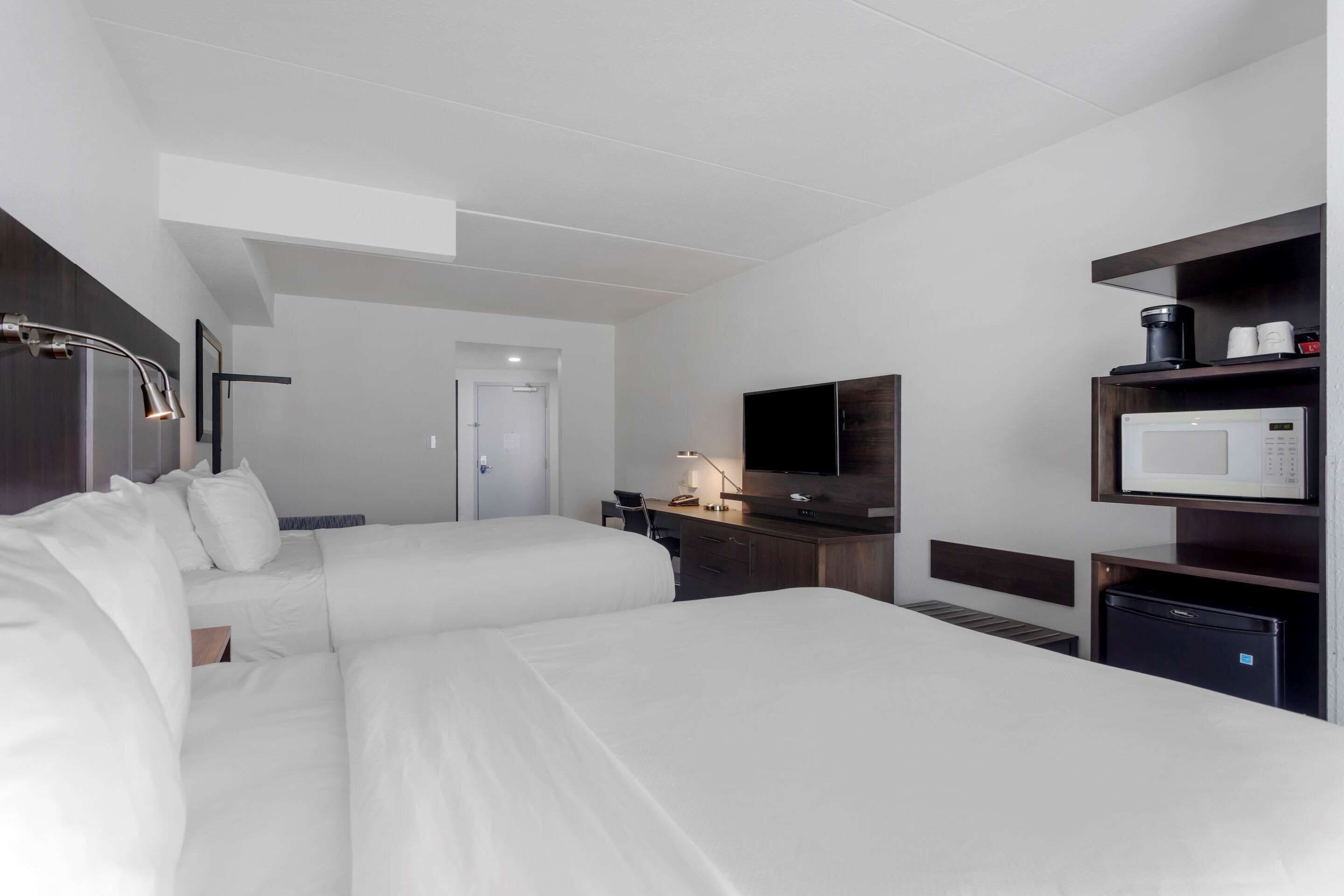 suite, non smoking | premium bedding, pillow-top beds, in-room safe, desk