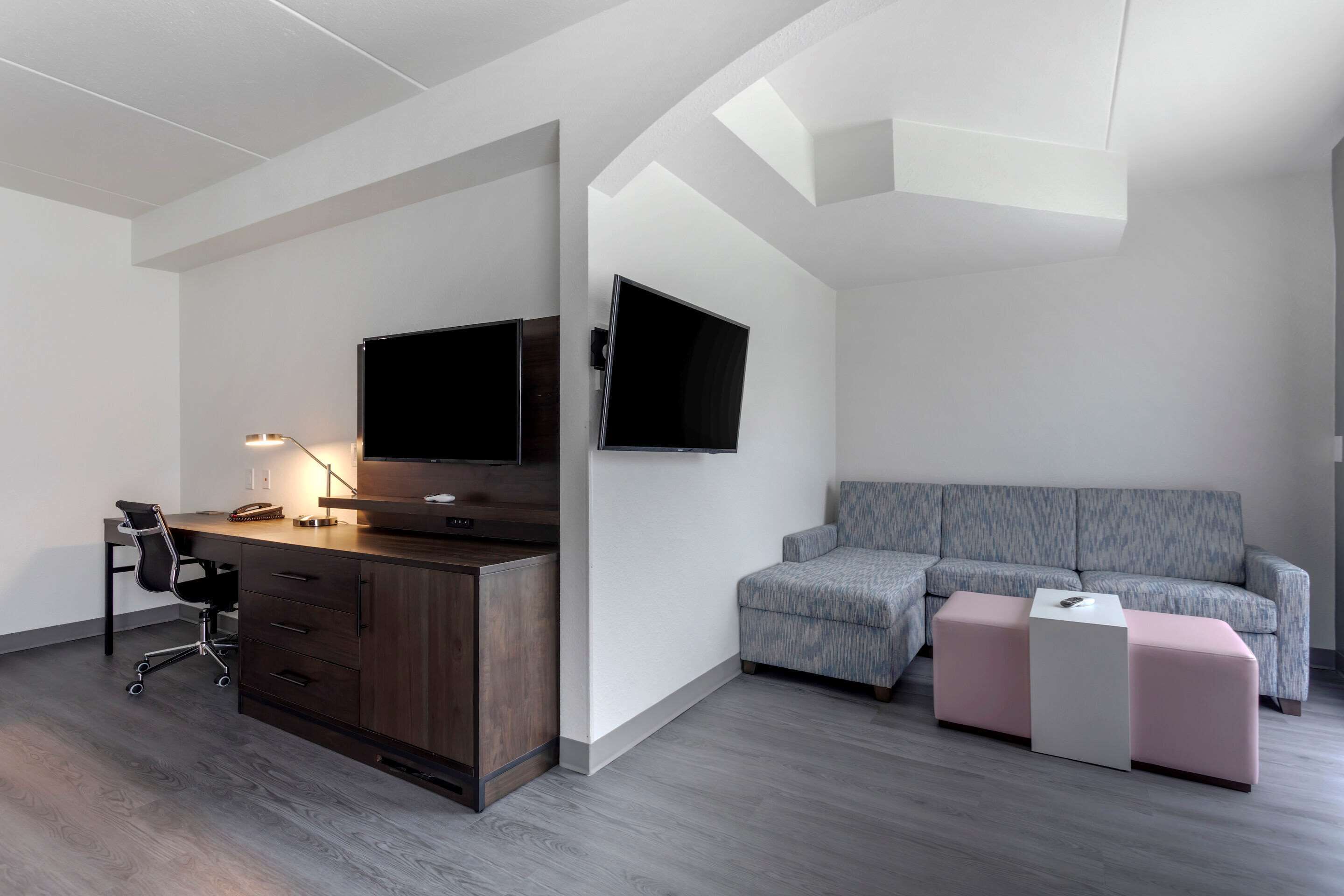 Suite, 1 Tempat Tidur King dengan tempat tidur Sofa, Bebas Asap Rokok | Seprai premium, bantalan ekstra lembut, brankas, dan meja kerja