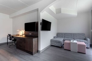 Deluxe Suite, 1 King Bed with Sofa bed, Non Smoking | Premium bedding, pillowtop beds, in-room safe, desk