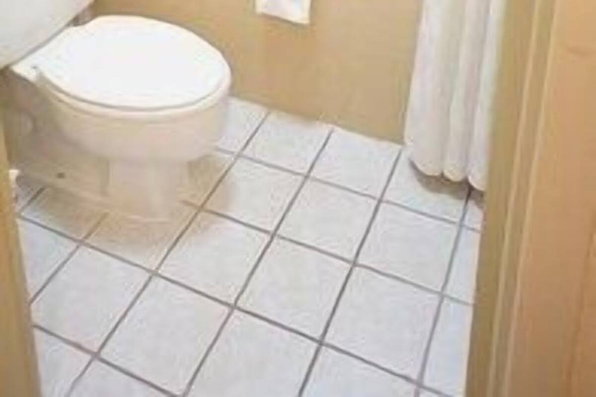 Bathroom | Combined shower/bathtub, free toiletries, hair dryer, towels