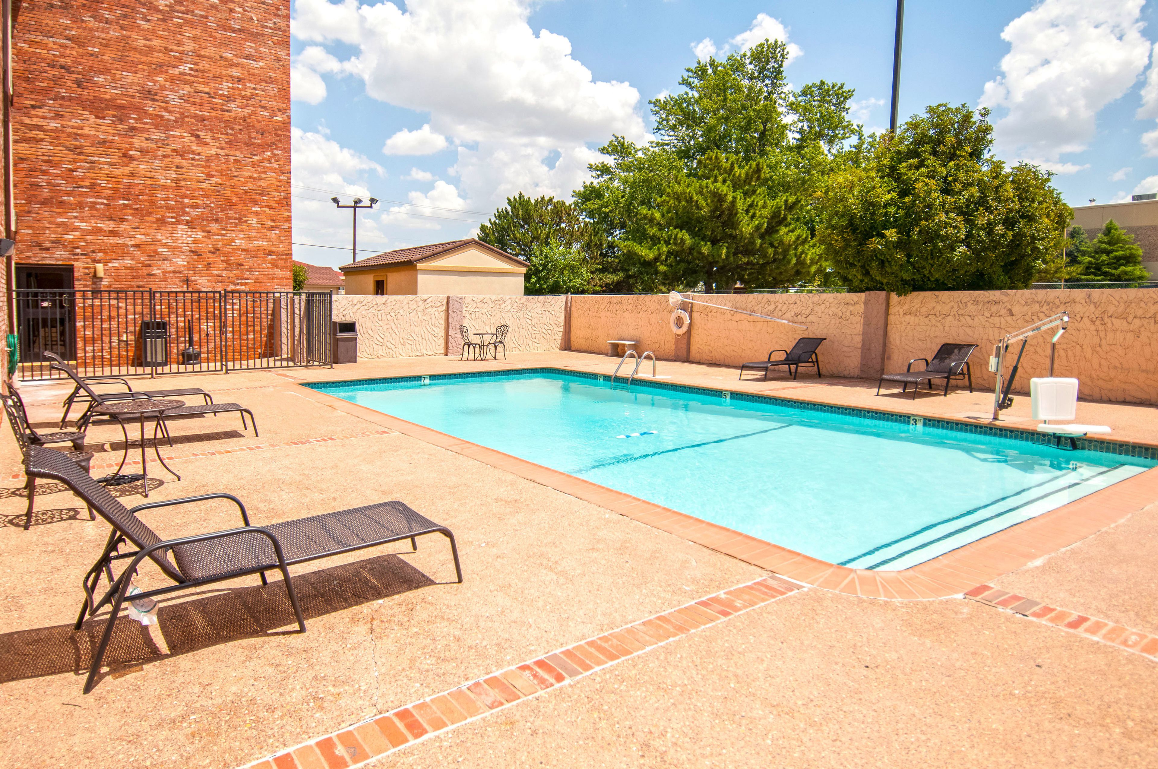 outdoor pool, open 7:00 am to 9:00 pm, pool loungers