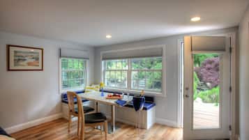 Rear Deluxe Studio | Servicio de comidas en la habitación