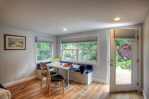 Rear Deluxe Studio | Opções para refeição no quarto