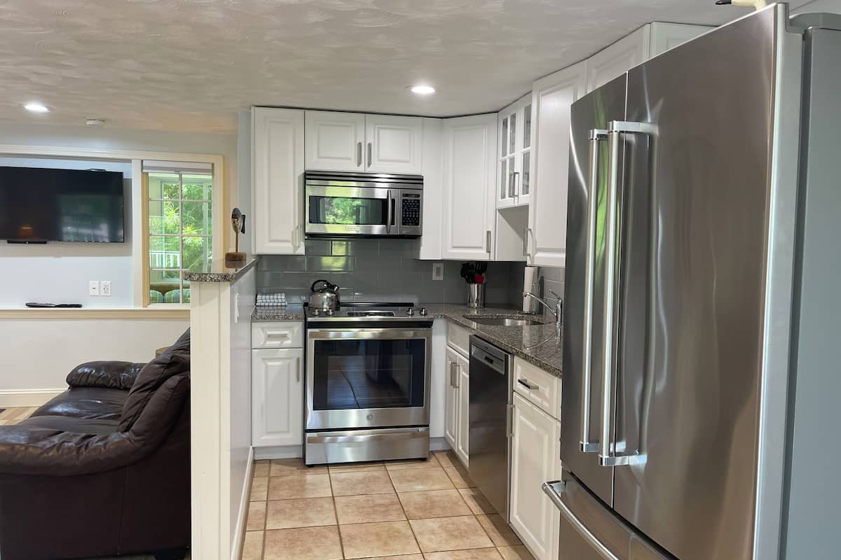 lower deluxe two bedroom cottage | private kitchen | fridge, coffee/tea maker