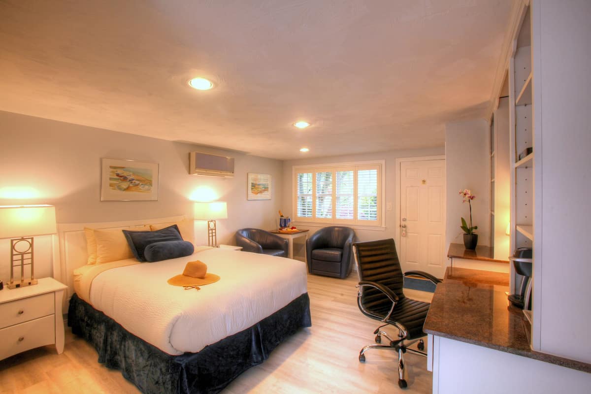 Deluxe Room, 1 Queen Bed | In-room safe, individually decorated, iron/ironing board