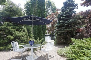 Deluxe Queen Room by the Pond | Terraza o patio