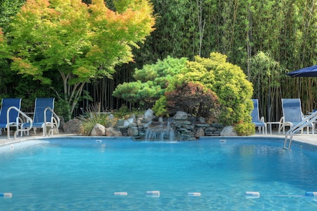 Una piscina al aire libre. Pleasant Bay Village Resort