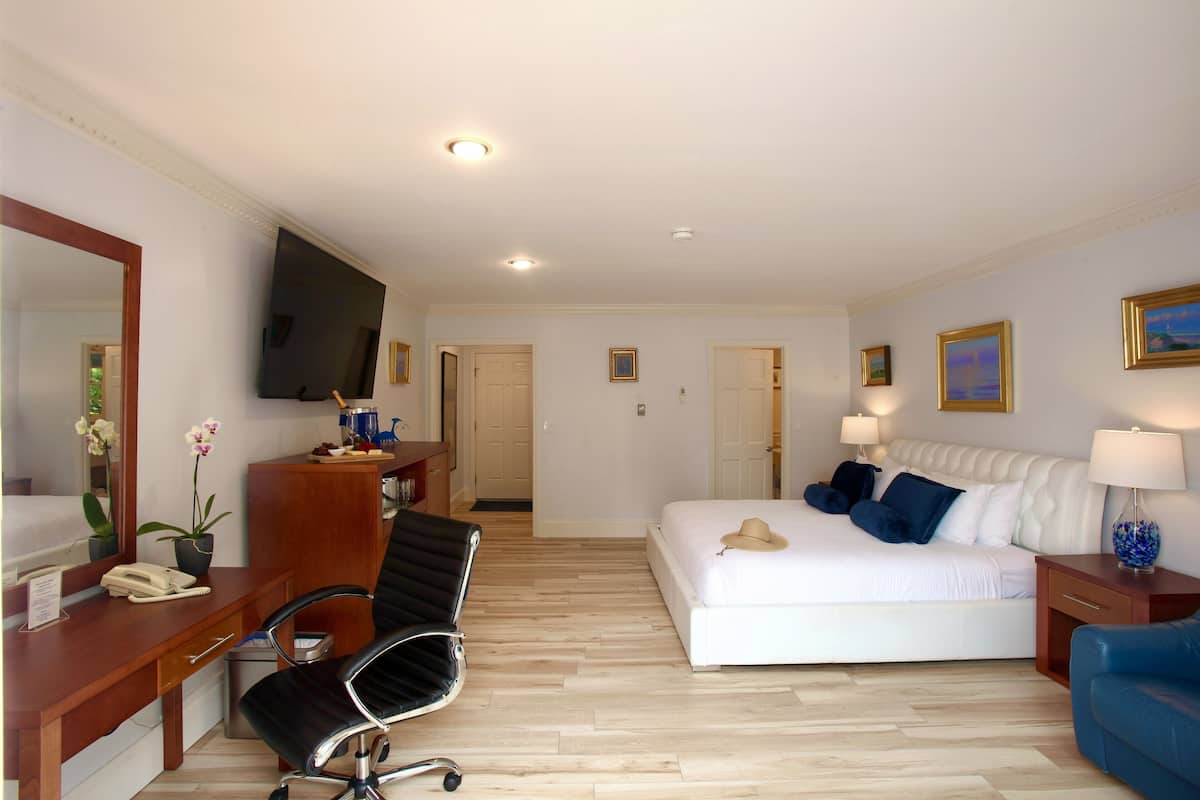 Extra Deluxe King Room | Una cassaforte in camera, con stile personalizzato, ferro/asse da stiro