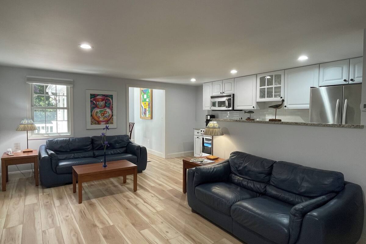 upper deluxe two bedroom cottage | living area | flat-screen tv, dvd player