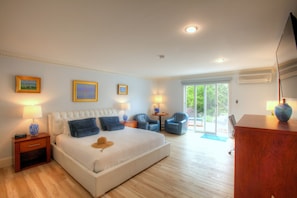 Extra Deluxe King Room | Caja de seguridad en la habitación y decoración personalizada