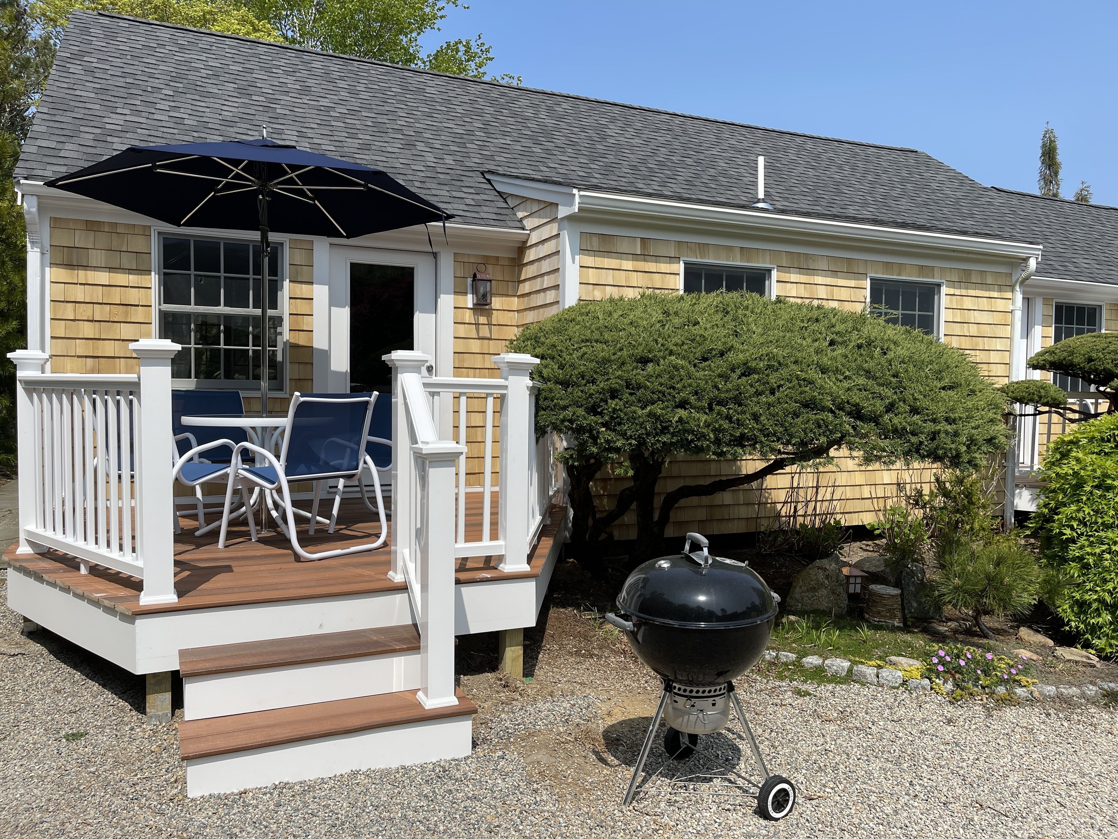 front deluxe efficiency studio | terrace/patio