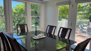 Lower Deluxe Two Bedroom Cottage | In-room dining