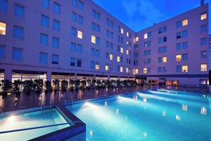 Outdoor pool, pool umbrellas, sun loungers - Aloft Bengaluru Whitefield (Bengaluru)