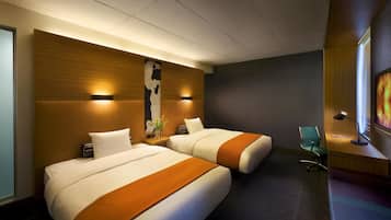 1 kamar tidur, minibar, brankas, dan meja kerja