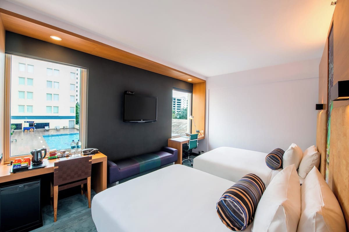 Chambre, 2 grands lits, non-fumeur, vue sur la piscine | 1 chambre, minibar, coffre-fort, bureau