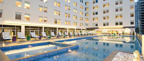 Ulkouima-allas, aurinkovarjoja, aurinkotuoleja