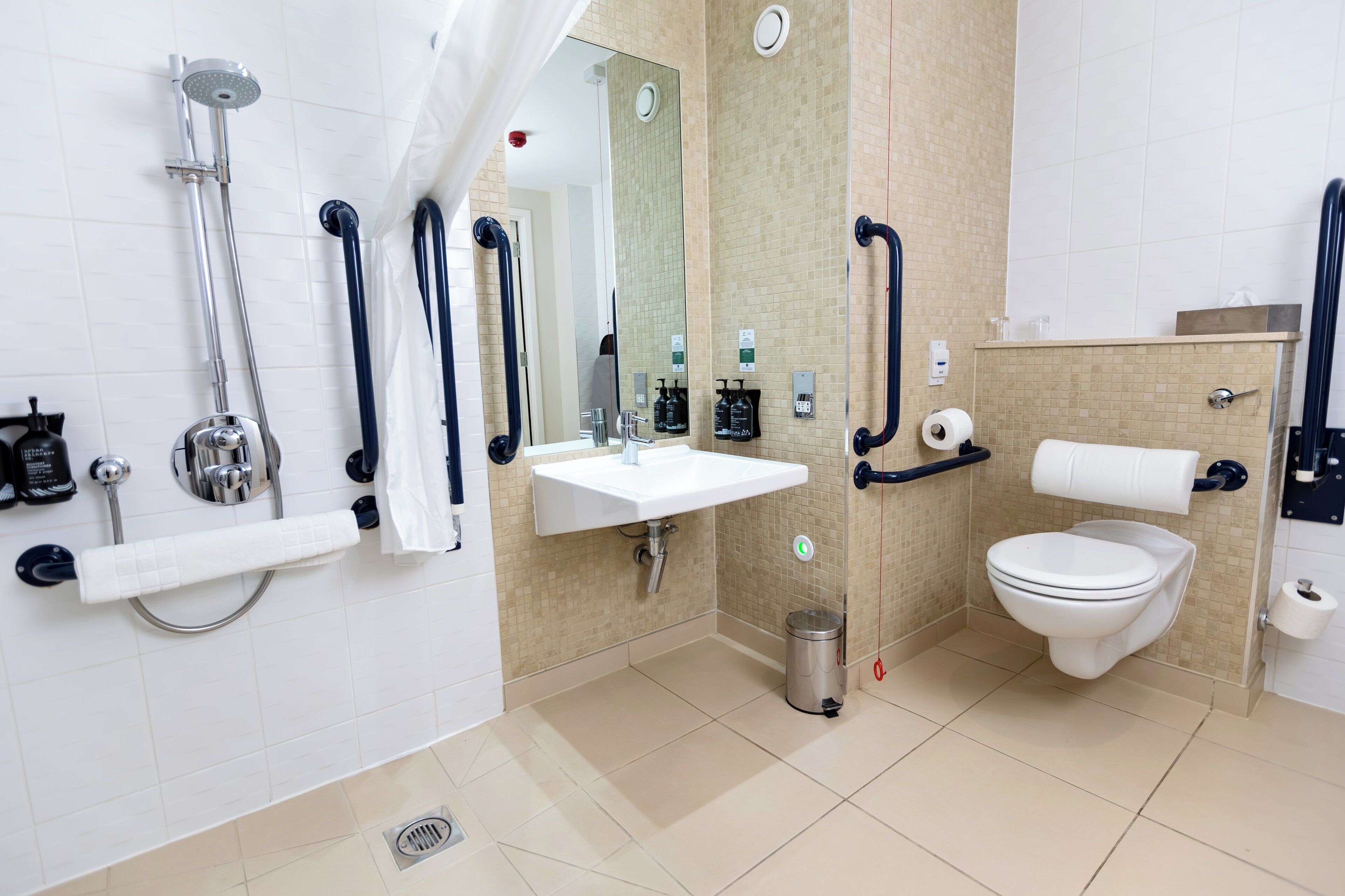 standard room, 1 double bed, accessible | hypo-allergenic bedding, in-room safe, desk, iron/ironing board