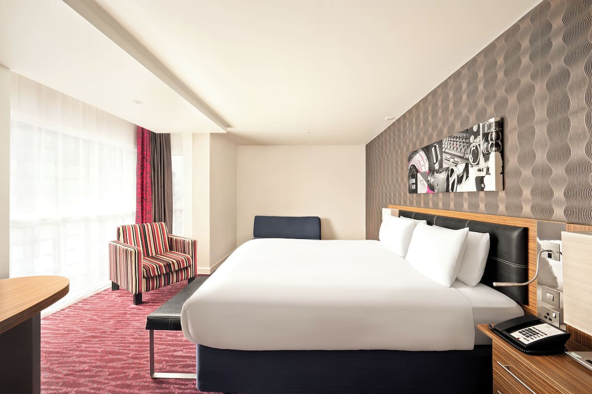 Standardzimmer, 1 King-Bett, barrierefrei | Allergikerbettwaren, Zimmersafe, Schreibtisch, Bügeleisen/Bügelbrett