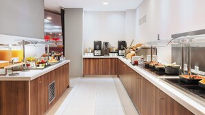 Una barra de cuina matinal moderna amb diverses opcions gastronòmiques, incloent fruita, cereals i begudes.