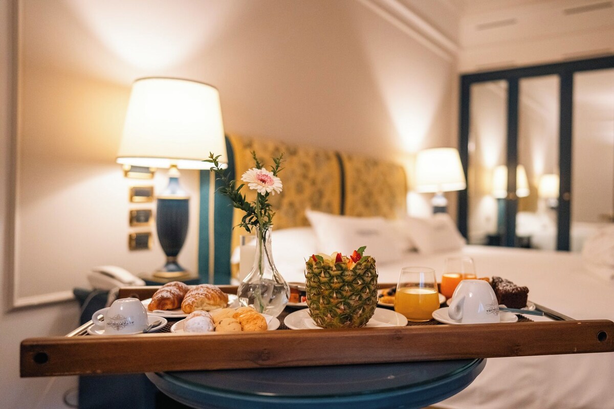 Minibar, safe på rommet, lydisolert og vekkerklokke