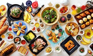 Una variedad de alimentos y bebidas sobre una mesa.