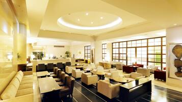 4 restaurants, breakfast served