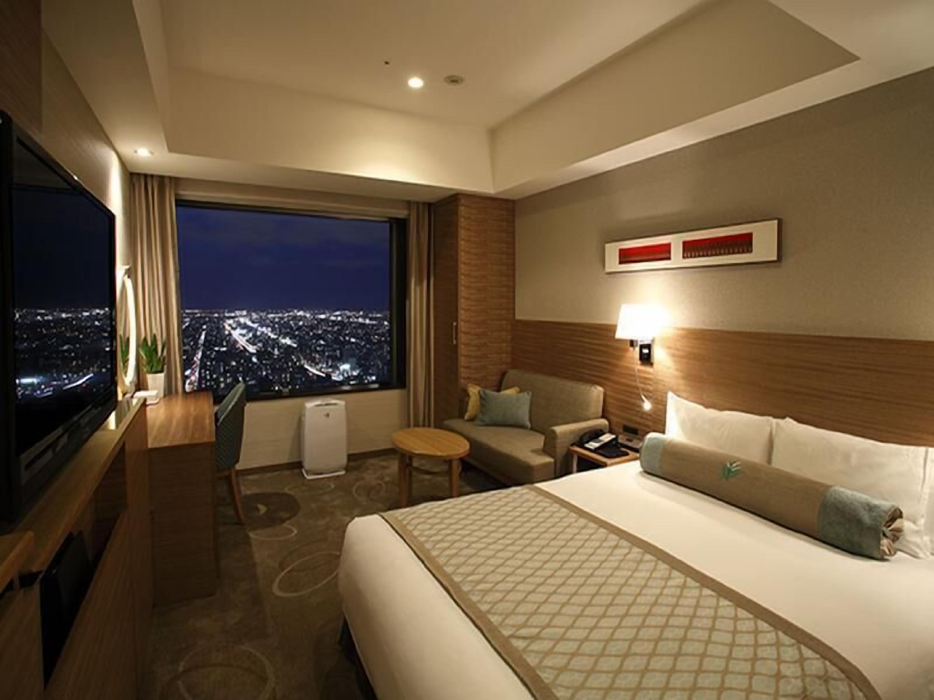 Down comforters, minibar, in-room safe, desk